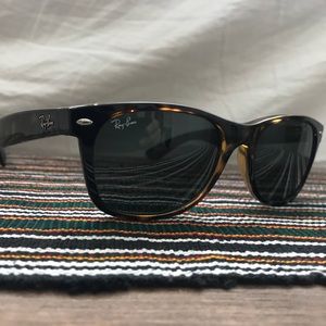New wayfarer Ray Ban Sunglasses with case